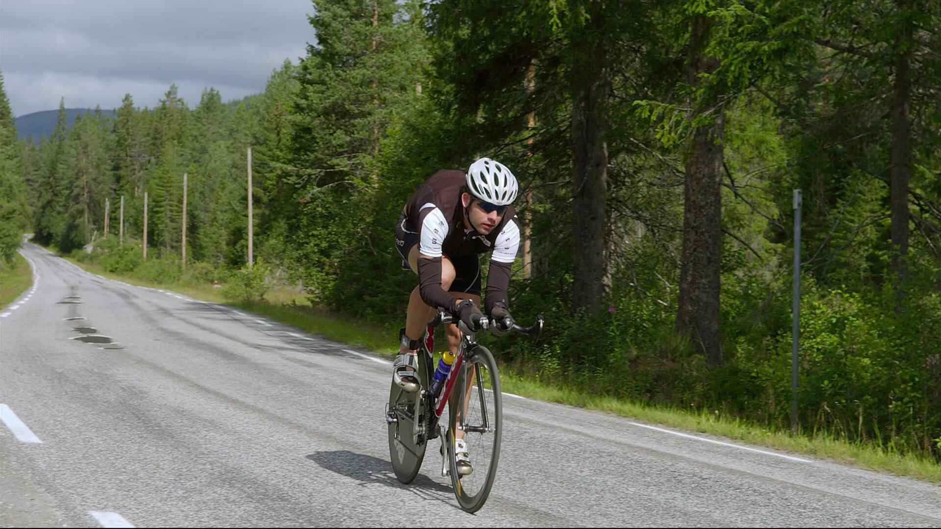 皇马快速反击与防守反击结合，战术多样化逐步溶解对手，皇马防反视频